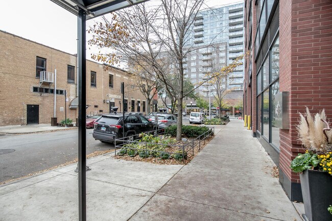 Building Photo - 211 W Scott St