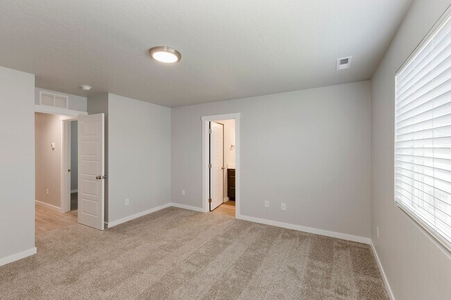 Building Photo - Adorable and affordable attached townhome for rent in Nampa! A must see!