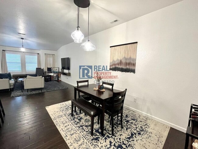 Building Photo - 5676 Shamrock Heights