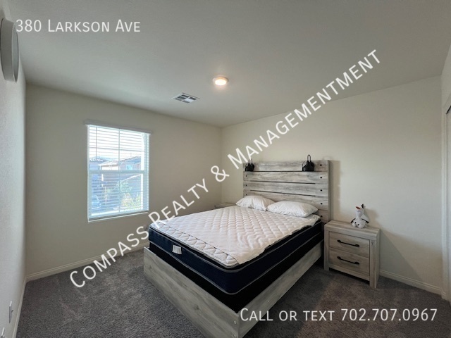 Building Photo - 380 E Larson Ln