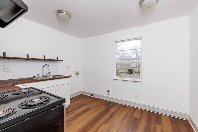 Building Photo - THIRD MONTH FREE WITH NEW 1 YEAR LEASE!