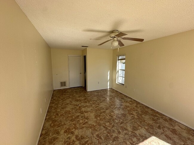 Building Photo - Spacious 4-Bed Pool Home in Gulf Gate East - Available Now!