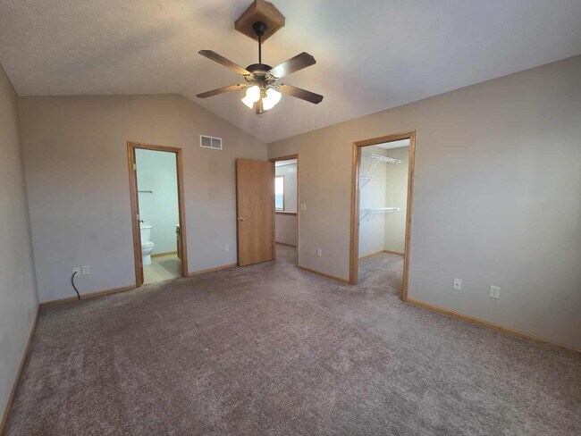 Building Photo - Spacious Town House!!