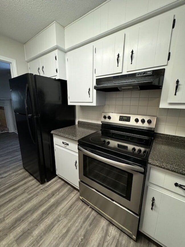 Building Photo - Great Location ! This 2 bedrooms, 1.5 bath townhome is conveniently located in Greer close to sho...