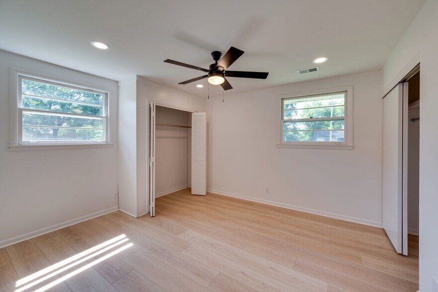 Main bedroom with en bath suite - 3234 Moorewood Dr