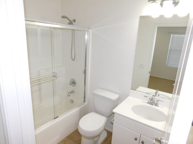 Building Photo - Beautiful Tri Level 2 Bed 2.5 Bath Single ...