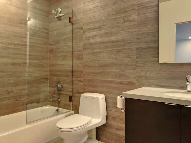 Building Photo - 1 Bed, 1 Bath SOMA Condo - Newer Bldg with...