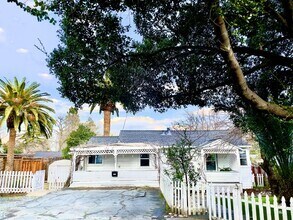 Building Photo - Charming 1 Bed, 1 Bath Rental in Walnut Cr...