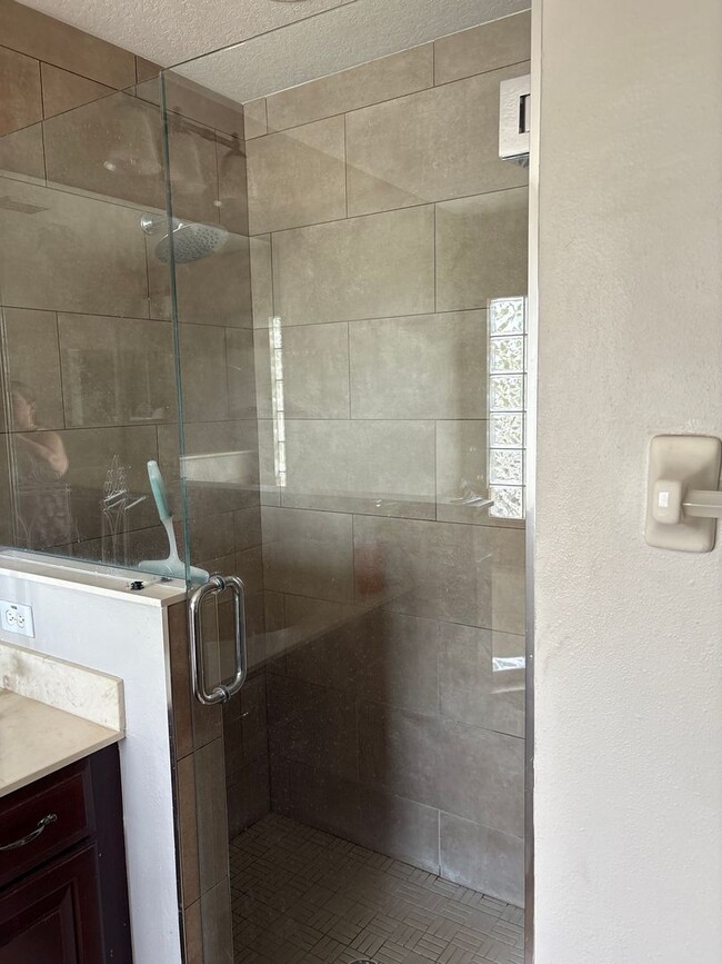 Building Photo - Stunning 6-Bedroom Pool Home in Desirable ...
