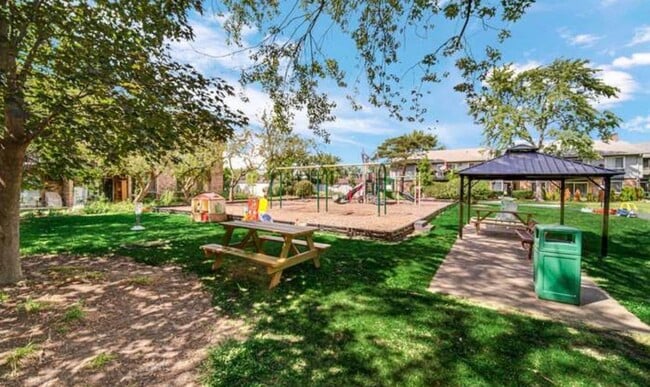 Building Photo - 952 E Old Willow Rd