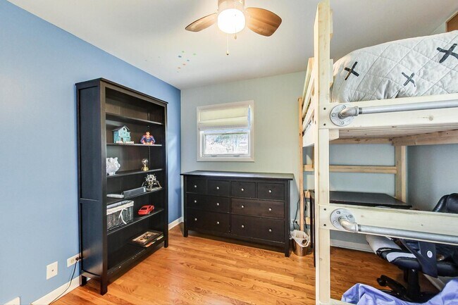 Building Photo - 1304 N Mitchell Ave