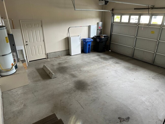 Building Photo - Sunny 3 Bedroom, 2 full bath w/Solar and B...