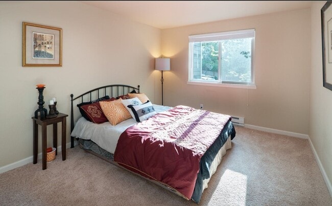 Building Photo - Kirkland 2BR Condo Near Waterfront, Shops & Trails, 2 parking spaces