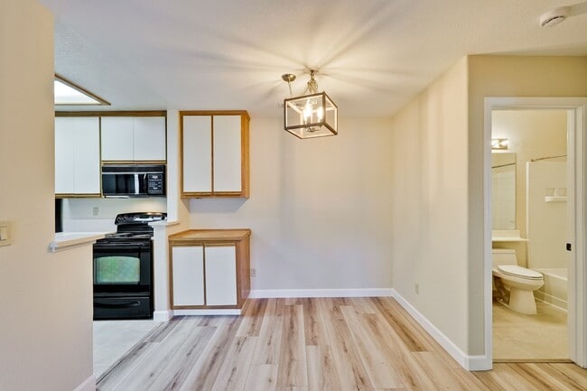 Building Photo - 2/2 Downstairs Unit in Desirable Park Alma...