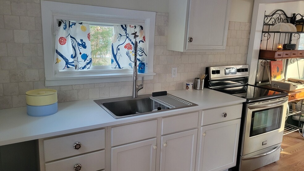 Building Photo - 5676 Clark St