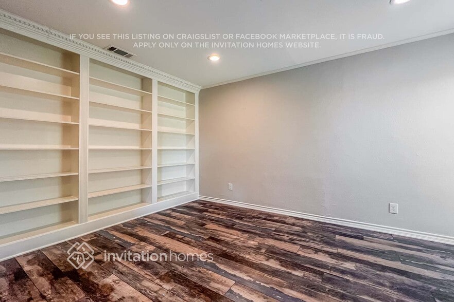 Building Photo - 404 Columbia Dr