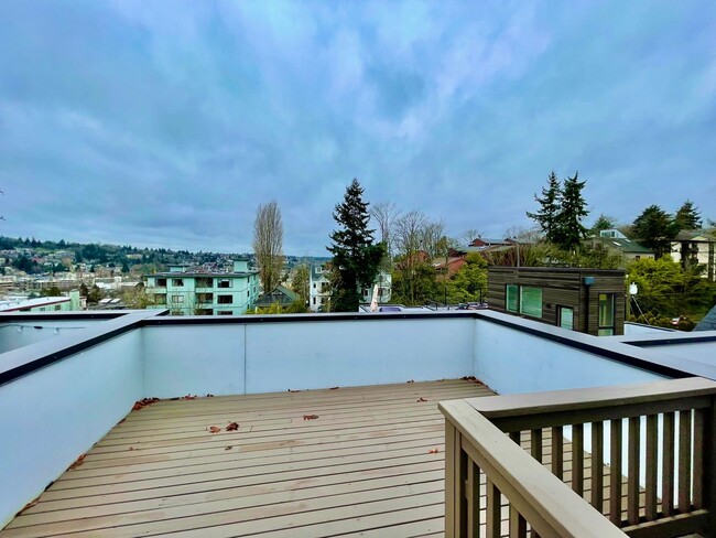 Building Photo - Exceptional Fremont Townhome - Amazing Loc...