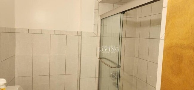Building Photo - 3 bedroom in BROOKLYN NY 11236