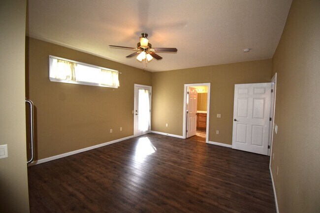 Building Photo - Gorgeous ground level accessible home.