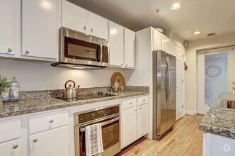 Building Photo - Charming 2 BR/1 BA Apartment in Woodley Park!