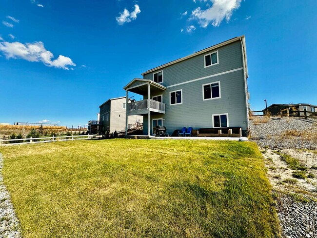 Building Photo - "Experience Spacious Living: 5-Bed, 3-Bath...
