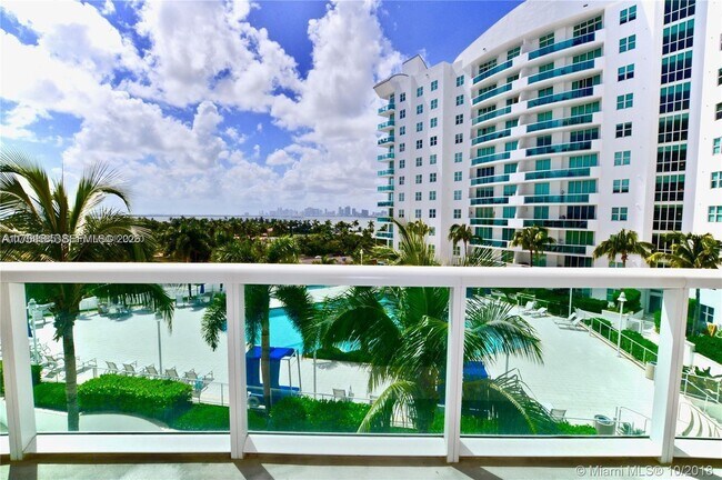 Building Photo - 7900 Harbor Island Dr