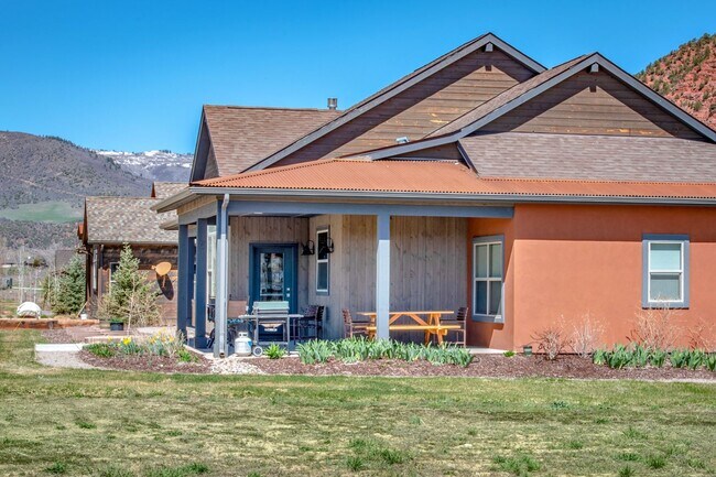 Building Photo - 3 Bedroom 2 Bathroom Ranch Style Home in I...