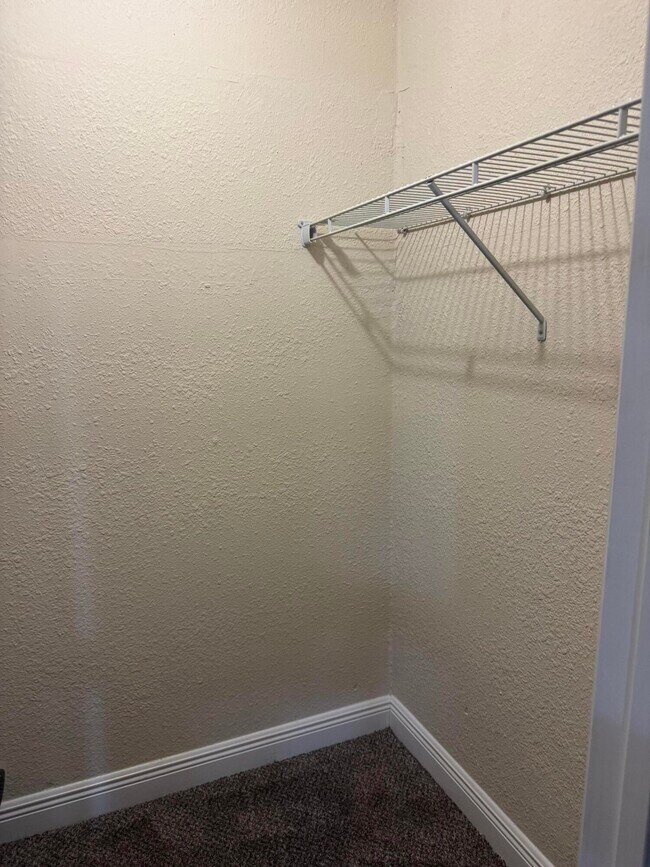 Building Photo - 1604 SE Apache Ave