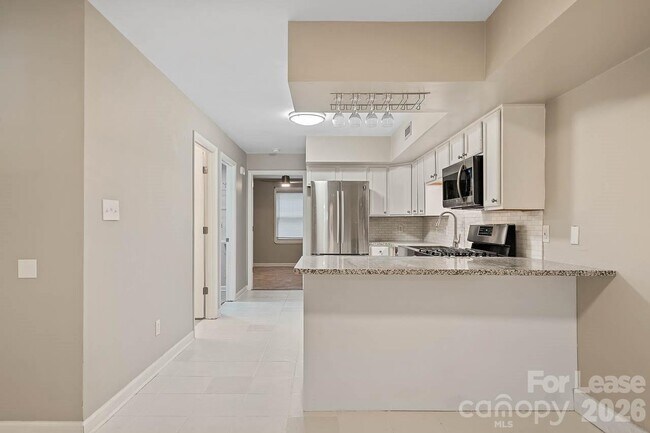 Building Photo - 604 E Iredell Ave