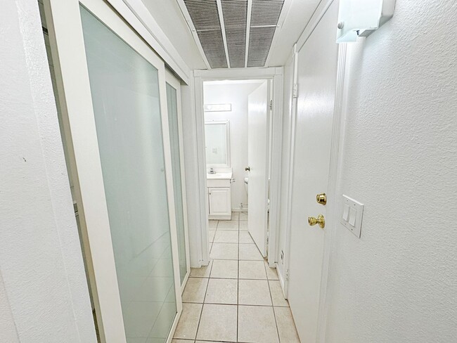 Building Photo - 1 BEDROOM 1 BATH DOWNSTAIRS CONDO