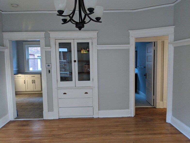 Dining room with built in - 32 Pawling Avenue