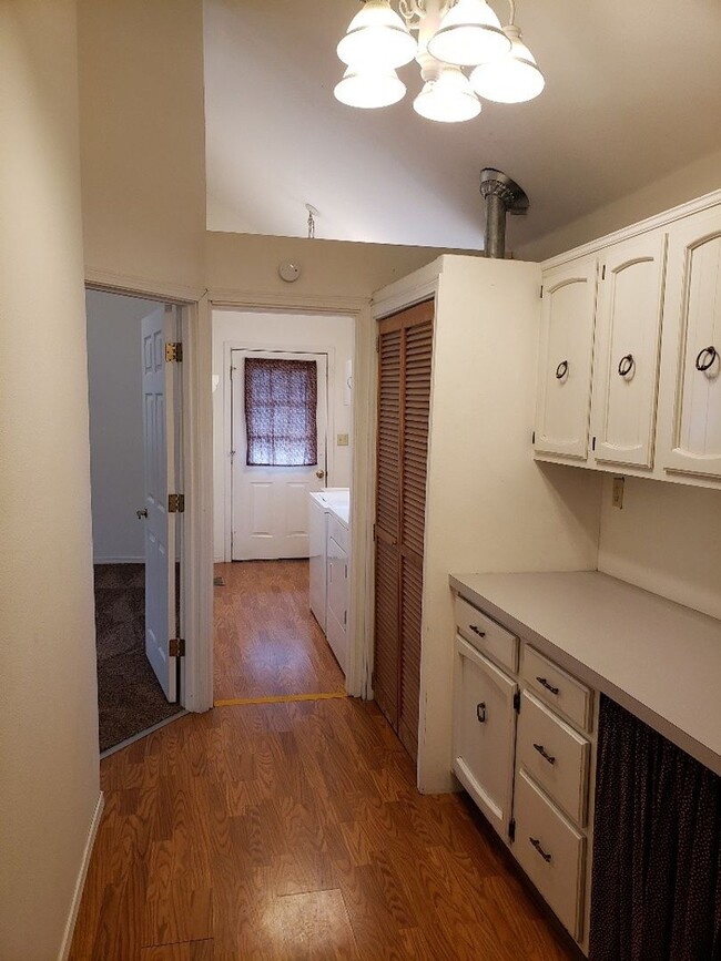 Building Photo - STATUS:RENTED-| R122 | $1795