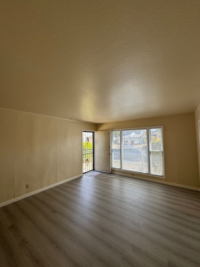 Building Photo - 49-53 Mosswood Ave