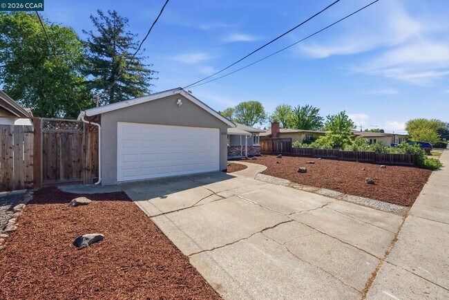 Building Photo - 1930 Sunshine Dr