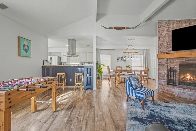 Building Photo - 913 Sandhurst Dr