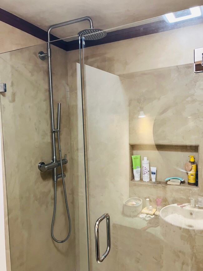 Glass shower with shampoo nook - 60 Ivanhoe Ave