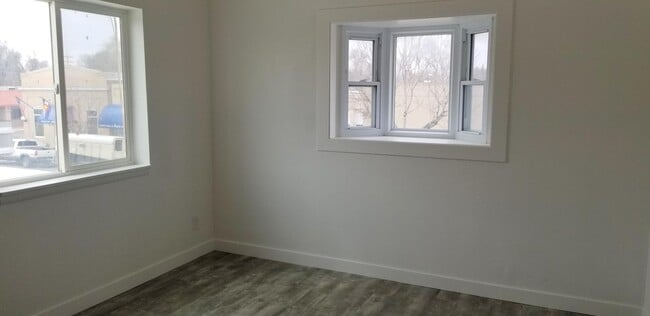 Building Photo - 212 1st St
