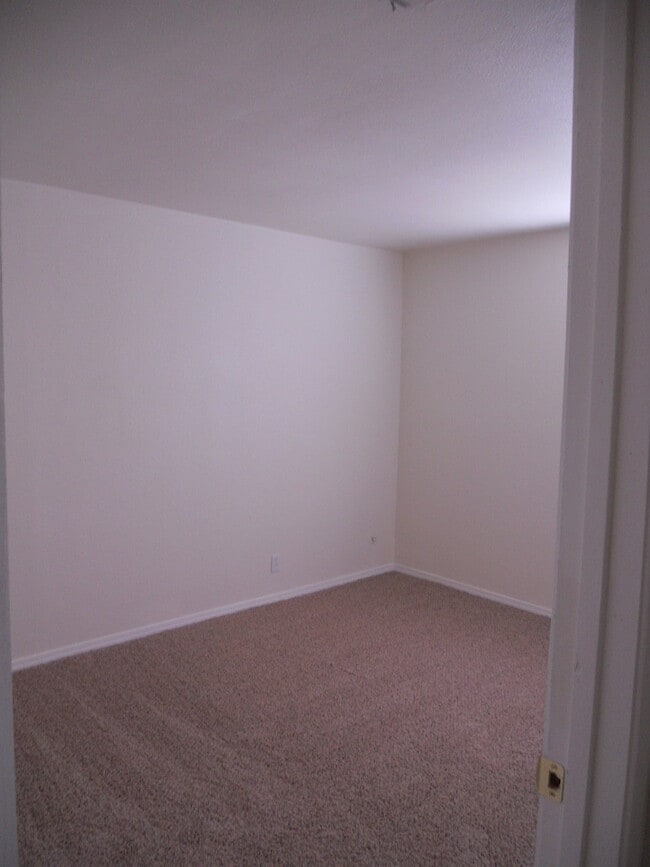 Building Photo - 3 BED W RV/BOAT PARKING