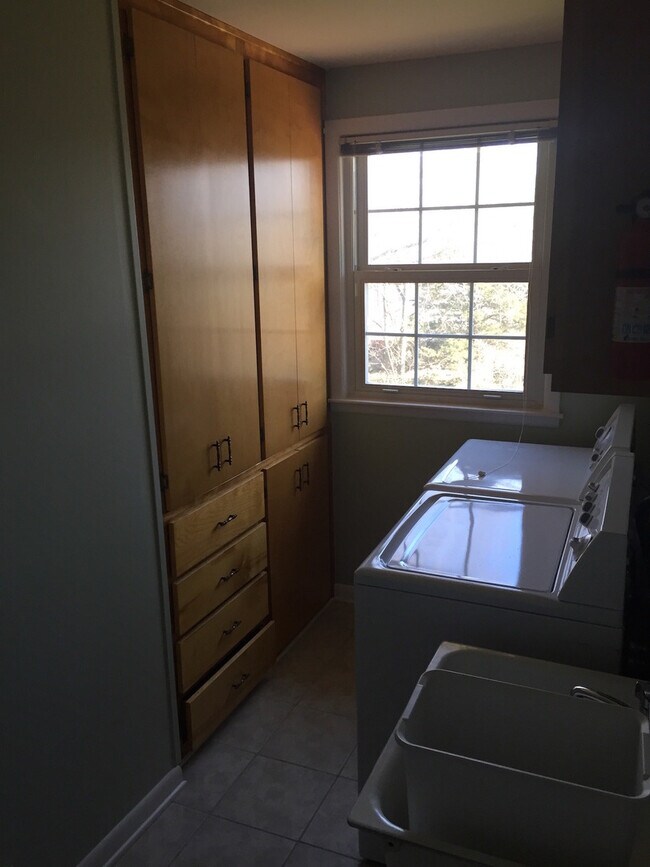 Building Photo - GREAT LOCATION!! Nicely updated home!!