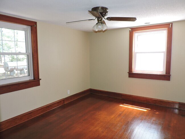 Building Photo - Call Linda 804-642-2106 or linda@vacosold.com