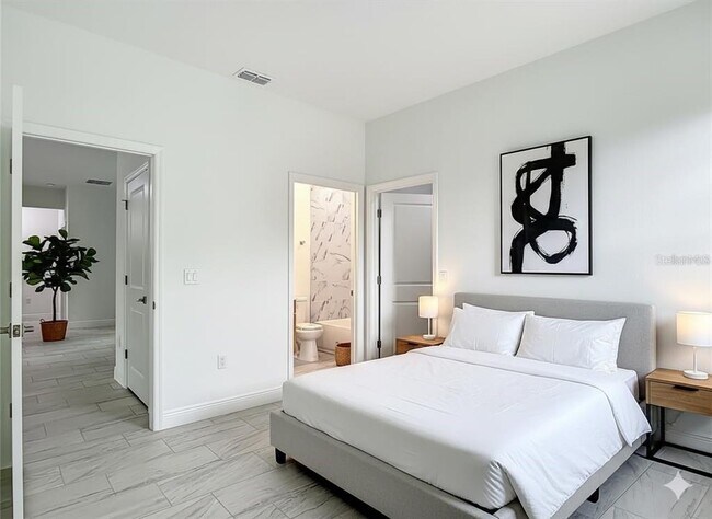 Building Photo - 5736 N Claremont Dr