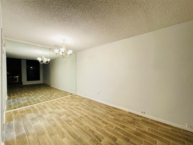Building Photo - 13892 Hollowgreen Dr