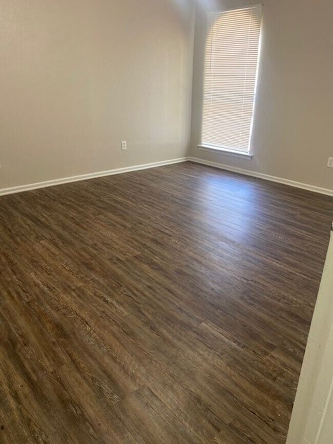 Building Photo - Spacious 5 bedroom Home located in the heart of Burleson!