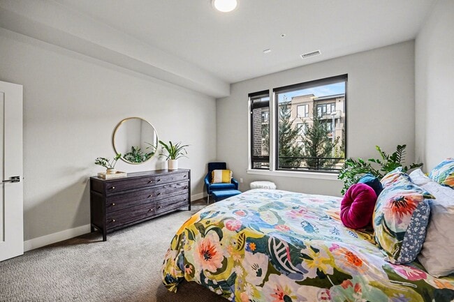 Building Photo - April 2026 - 2 bed 2 bath beautiful condo!