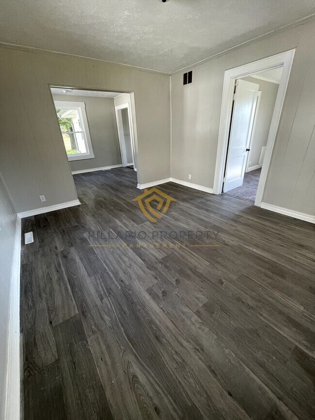 Building Photo - Cozy Anderson 2 Bedroom/1 Bathroom Cottage...