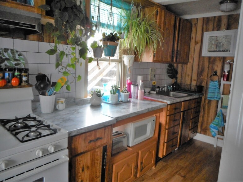 Building Photo - 102 5th St