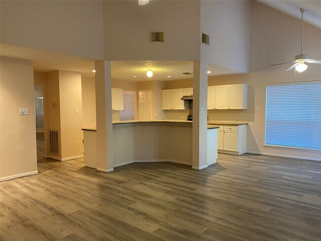 Building Photo - 215 W New Meadows Dr