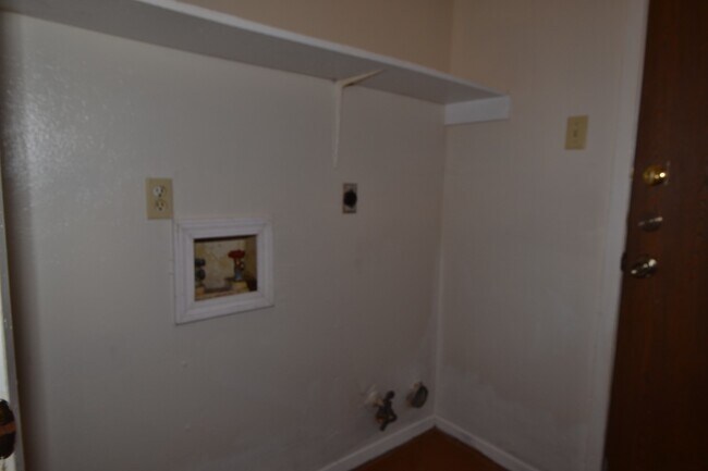 Building Photo - Alderbrook