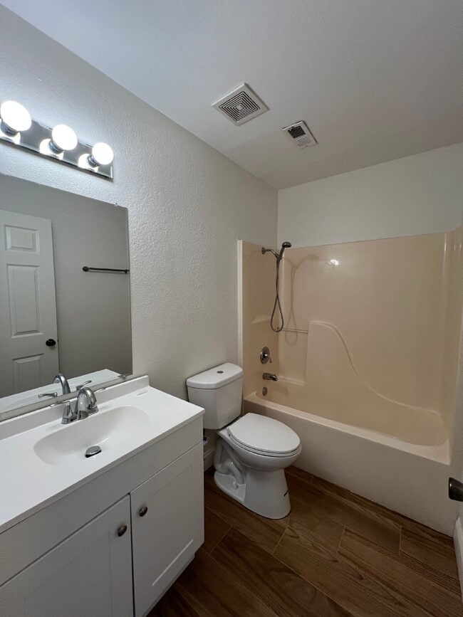 Building Photo - "Charming 2-Bed, 2-Bath Haven in Hollister – Your Perfect Retreat Awaits!"