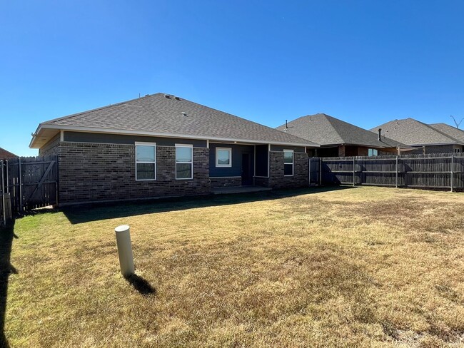 Building Photo - Luxury Home in Calm Springs Addition of Yukon